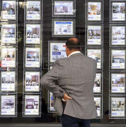 Imagen de archivo de un persona observando un escaparate de una inmobiliaria / EFE Luis Tejido